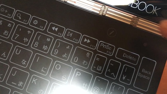 yogabook-ヒンジとキーボード
