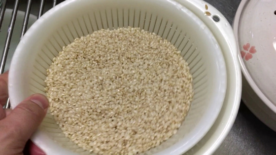 土鍋で玄米を炊く方法ーボウルにざるをセットしておくと水切りが簡単
