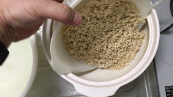 土鍋で玄米を炊く方法ー玄米の水を切って土鍋に入れる