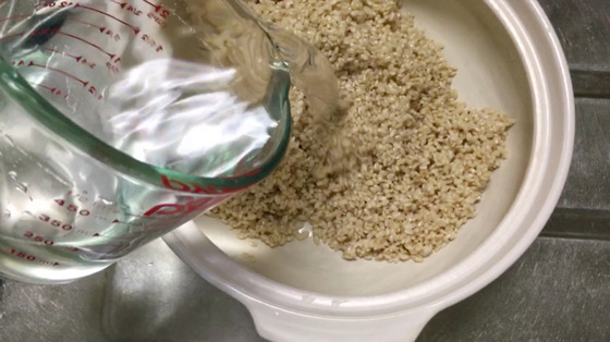 土鍋で玄米を炊く方法ー玄米3合に対し、水750cc入れる